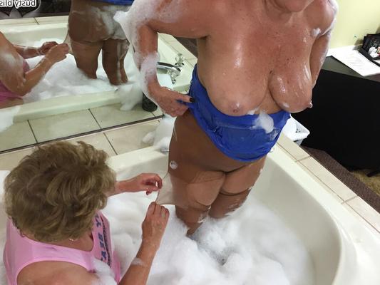 16P Пожилая любительница Busty Bliss занимается лесбийским сексом во время принятия пенной ванны