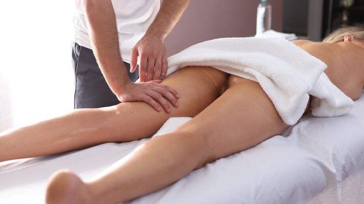 16P MILF Samantha Saint enjoys a massage before screwing her masseur
