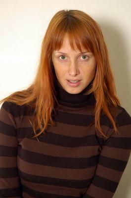 16P Natural redhead strips off blue jeans and pretties for nude posing