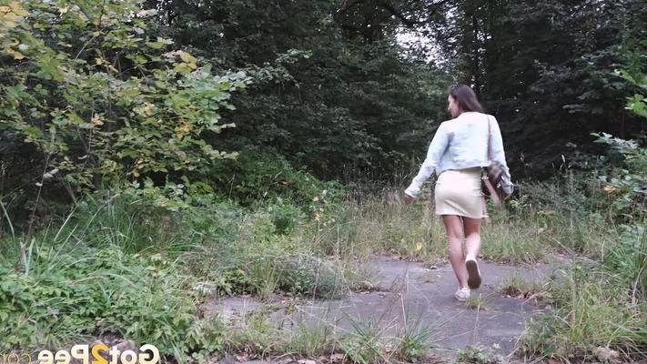 15P Distressed chick hikes up her skirt to take a piss beside a building