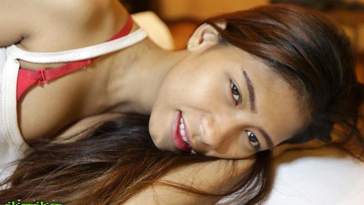 12P アジアのアマチュア ジェイはセックス観光客に彼女の自然なマンコを与える