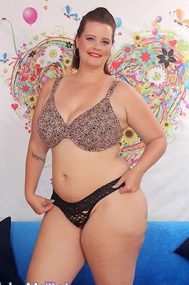 15P SSBBW Amanda Foxxx liberando seios grandes do sutiã e tirando a calcinha preta