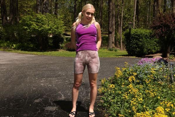16P La joven rubia Braylin Bailey luce una dedo de camello antes de orinar en el camino de entrada