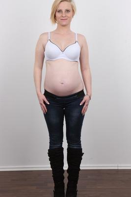 20P 妊娠中の女の子がホルモンの影響でヌードポーズを決意する