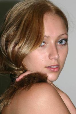 16P Amateur chick proudly shows her trimmed pussy after undressing
