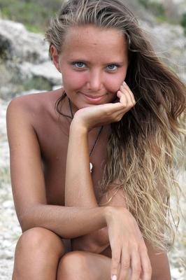 18P Solo-Mädchen Mango A Model nackt am felsigen Strand nach dem Ausziehen