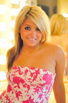 21P グラマー美女オードリーがプールサイドでヌードをからかった後、おいしいマンコでオナニー