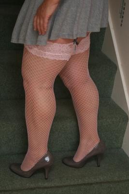 16P Mature BBW Kinky Carol takes off her blouse during non-nude action