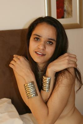 11P La jeune mignonne indienne Juicy Jasmine expose ses petits seins en culotte