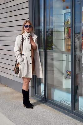 20P Female exhibitionist Nude Chrissy exposes herself in public in a coat & shades