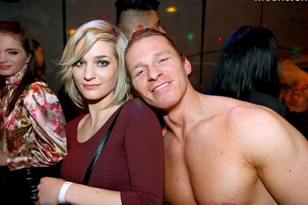 15P Bisexual amateurs partake in exchanges of oral sex with male strippers