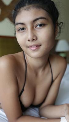 21P 小柄なアジアのティーン Pauw がガウンを脱いでおっぱいと毛むくじゃらの子猫を誇示します
