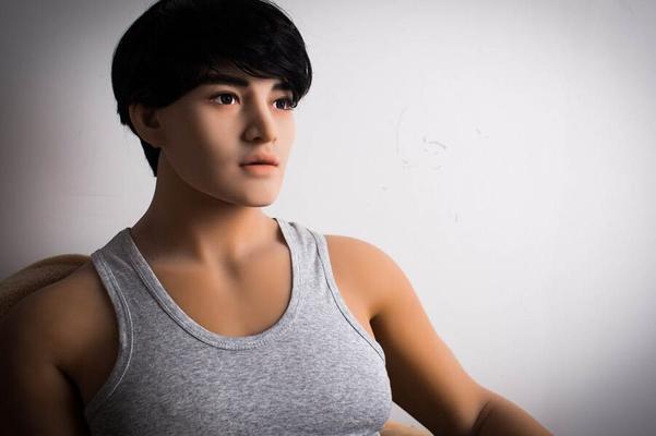21P 男性のセックス人形ジーンが彼のセックス人形のガールフレンドに彼の硬いコックを撫でられる