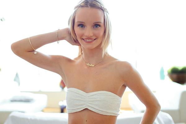 16P サミー・ダニエルズがランジェリー姿で十代のお尻と小さなおっぱいを公開