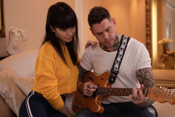 18P MILF morena Sasha Colibri es follada por su tutor de guitarra