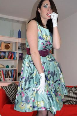 Die 17P-Brünette Paige zieht ihr Kleid aus, spreizt ihr Oberteil ohne und zeigt ihre kahle Möse