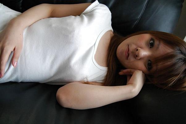 16P La MILF asiática Eri Sakaguchi deshaciéndose lentamente de su ropa