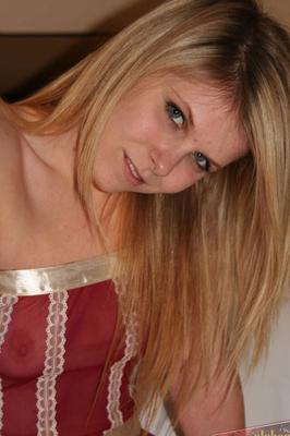 16P Blonde amateur Heidi removes sexy lingerie and a thong to pose nude on her bed