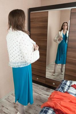 17P Madura com boceta peluda Pique Dame tira e mostra sua lingerie branca