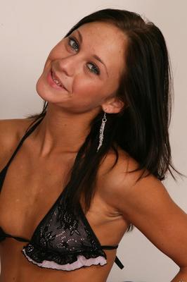 16P La brune Vanessa, débutante, enlève son bikini pour se poser totalement nue.