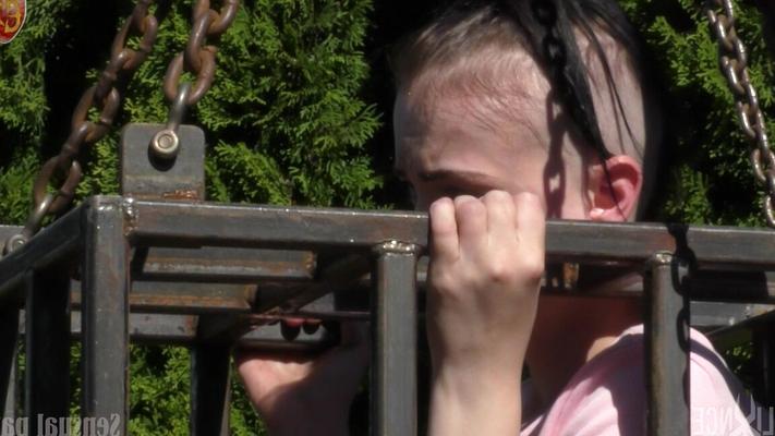 14P Белая шлюха с болью Эбигейл Аннали испытывает все свои силы во время игры на свежем воздухе