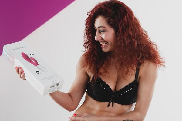 16P 赤い巻き毛のイタリア人熟女ダナ・サントがストッキングでマンコをおもちゃにする