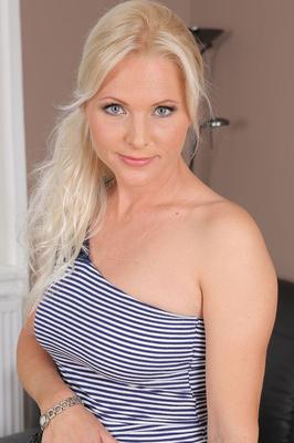 15P Marlene, nouvelle épouse blonde et excitée, se déshabille pour écarter les lèvres de sa chatte pendant qu'elle nettoie la maison