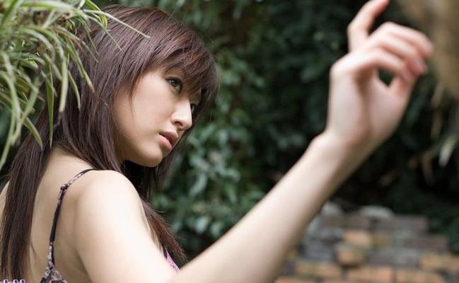 16P Japanese teen Misa Shinozaki pulls down her sheer panties in a garden