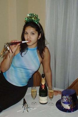 11P かわいいパーティーガールのサニー・レオーネがテーブルの上で裸で新年を迎えます
