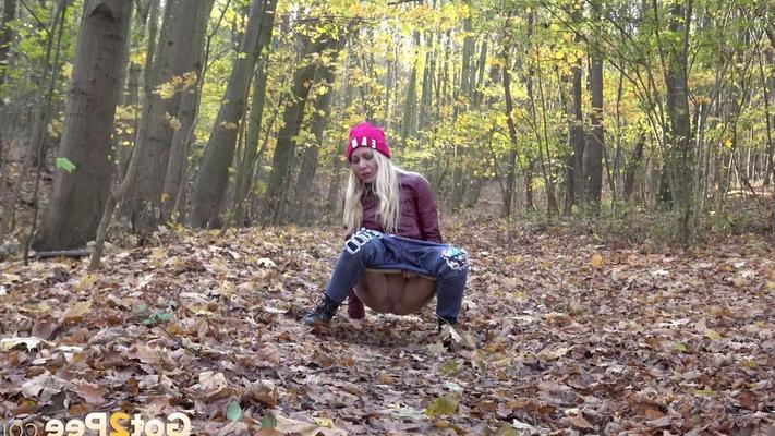 15P Крошка-блондинка приседает и писает на опавшие листья