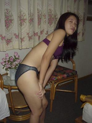 16P いたずらなアジア人美女は愛撫するのが好きな毛深いスナッチを持っています