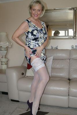 12P Mature wife Michelles Nylons in stockings baring huge tits & toying with dildo