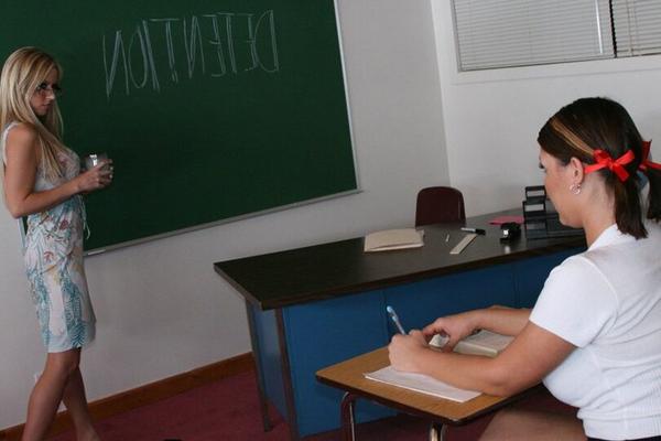Carolyn Reese et Claire Dames, MILF 16P, font du sexe en groupe en classe.