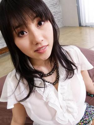 16P Azusa Nagasawa Asiática con grandes tetas chupa una polla mientras la bombean