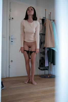 21P 素人イブ S が部屋で着替えながら自然なおっぱいと美尻を披露
