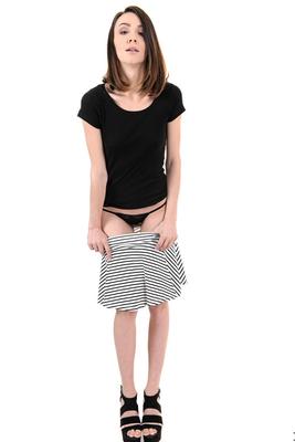 15P ソロ少女アデル・モレルがストリップショー後にパイパンを披露
