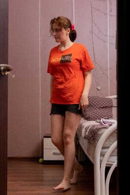 21P 巨乳のエッチな素人エルザが服を着ている間に覗き見される