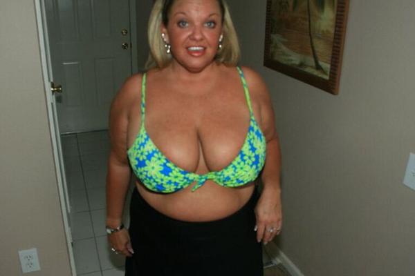 Die 12P reife BBW Nadine Miller erwischt Sperma auf ihrem Gesicht und ihren schlaffen Titten von einem Handjob