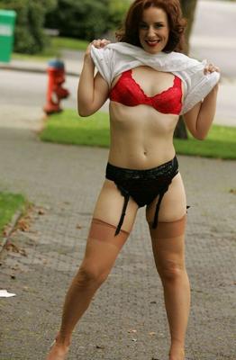 12P Sexy reifes Babe in Strümpfen zieht draußen ihr Kleid aus