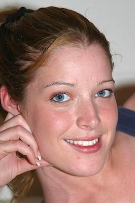 16P Megan, une Américaine rousse, montre son manchon garni pour la première fois