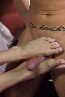 17P La rubia pervertida Natasha Starr se chupa los dedos de los pies y lame el coño de chica con chico
