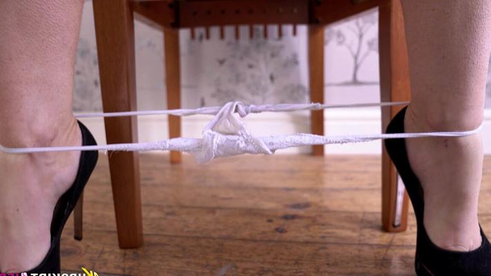 13P 素人ひよこロキシー・キーオが椅子の上でハゲスリットを見せながらピンクの髪をスポーツ