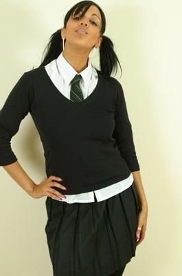 21P セクシーな十代のラティーナ ルーシー ロペスがストリップして下着でトップレスでポーズをとる