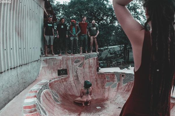 16P Alternative Personen haben Sex in einem Skatepark und werden dabei angepisst