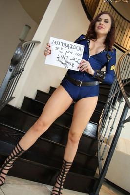 17P Sexy morena policial Karmen Karma provocando grandes mamas