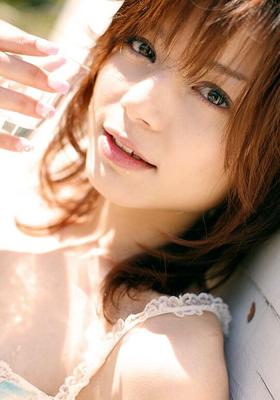 16P La douce japonaise Tina Yuzuki expose ses petits seins avec désinvolture.