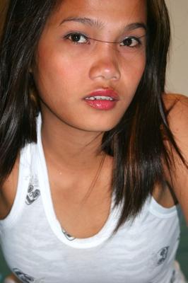 15P Young looking Pinay girl parts her smooth pussy after undressing on a bed