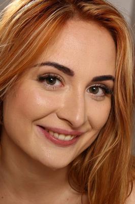 21P Фантастически выглядящая крошка Ева Бергер писает в чашку перед тем, как заняться игрушкой