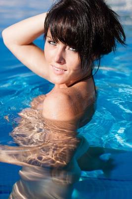 12P Dark-haired amateur displays her slender body in a swimming pool