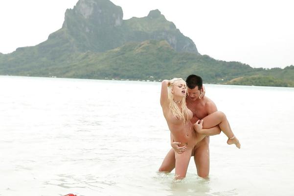 16P Jesse Jane was fucked in her tight pussy right in the water!